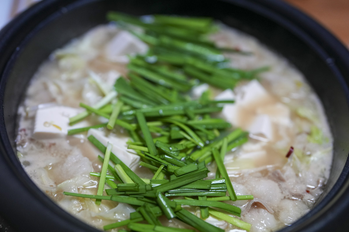 豆腐とニラを入れる